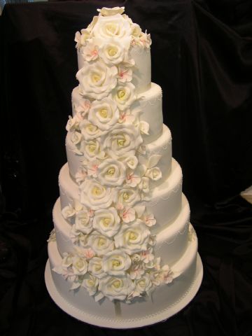 Three tier present cake with lid - Heidelberg Cakes